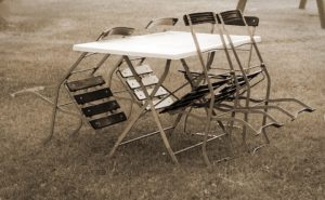 stoelen voor in de tuin